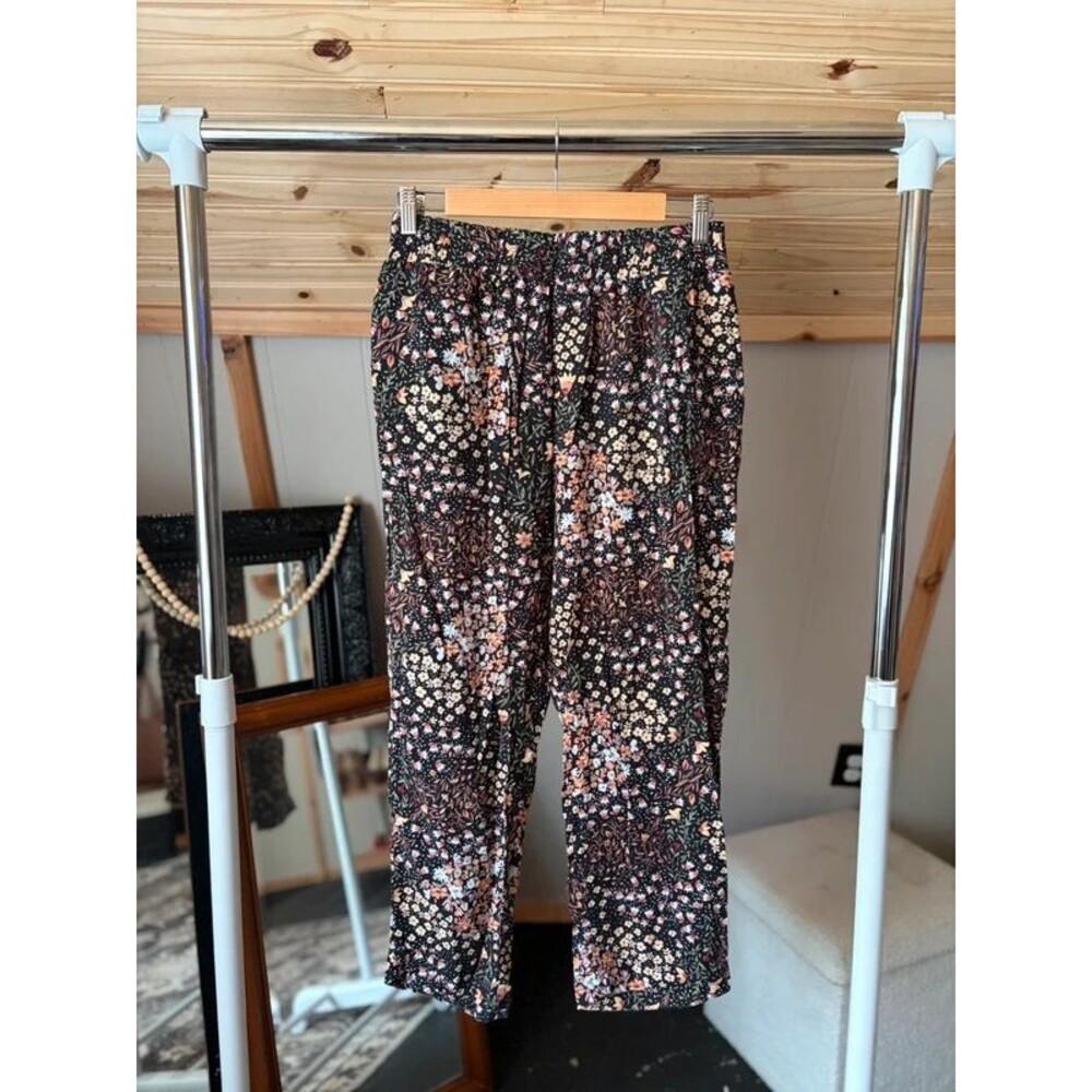 Women's Floral Relaxed Pull-On Pants Capri Black Floral Size M